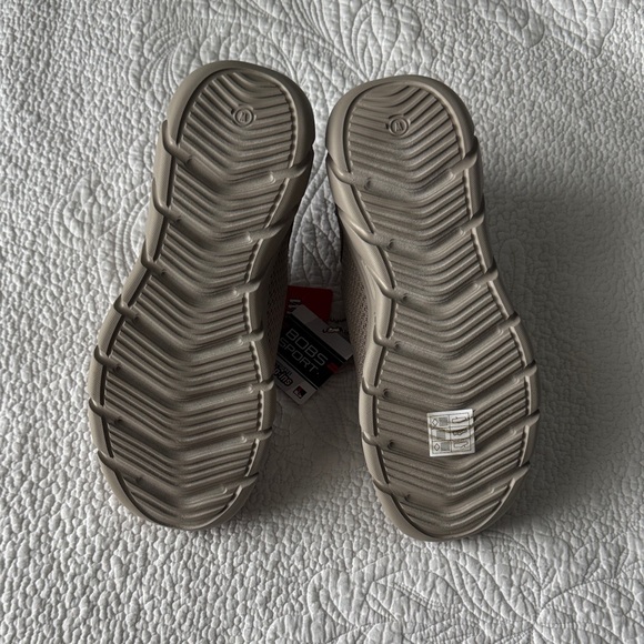 Skechers Brown Slip On Sneakers BRAND NEW - Picture 2 of 2